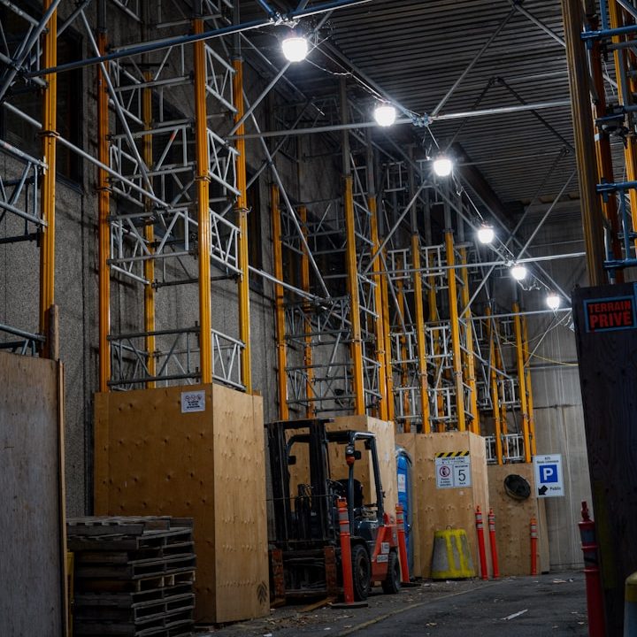 Innenansicht eines Lagerhauses mit Regalsystemen und einem Gabelstapler mit neuen LED Strahler