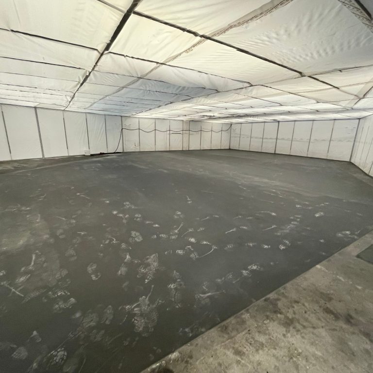 Neuer Industrieboden, Industrieestrich. Reobond Staubschutzwand. 